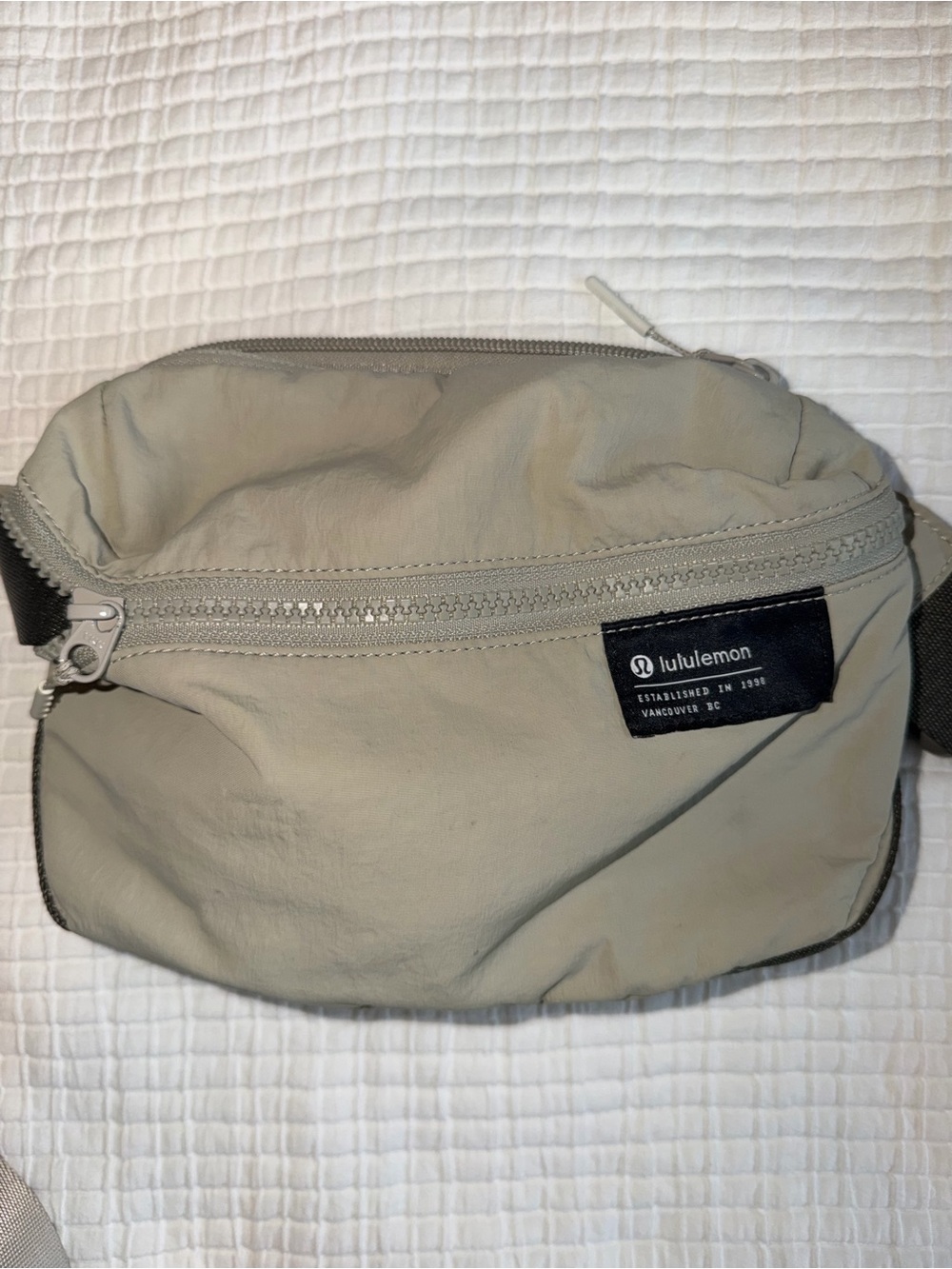 lululemon clean lines belt bag 2L
